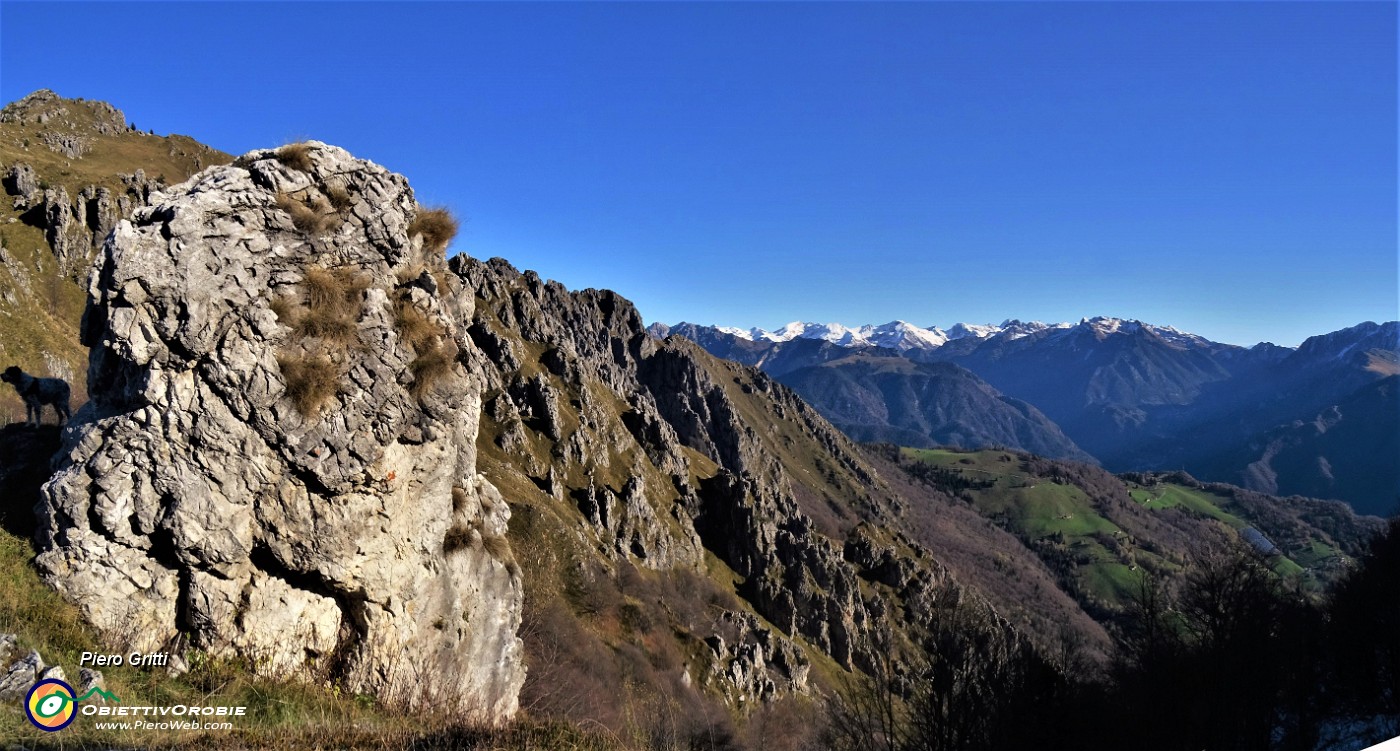 26 Panoramica al Passo di Grialeggio (1690 m) con vista verso le  Prealpi orobiche di Val Brembana.jpg